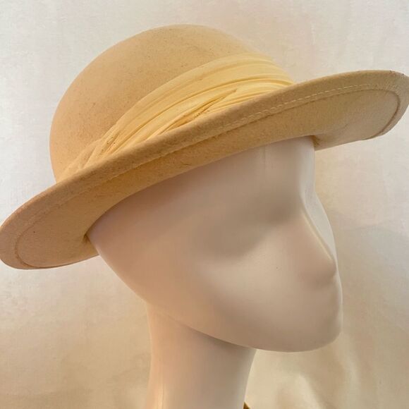 Vintage Cream Felted 1960s Ladies’ Hat - Picture 7 of 14
